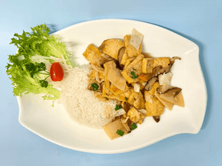 M25. Tofu s bambusem, houbami a rýží