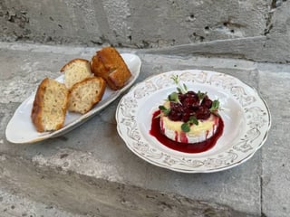 Запечений камамбер з вишнями