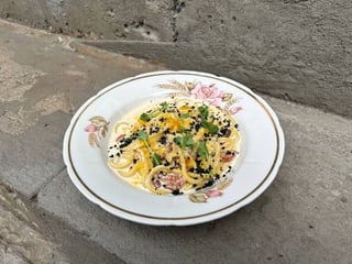 Паста Карбонара з беконом та землею з маслин