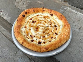 Pizza 4 сири з пекоріно та кленовим сиропом