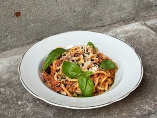 Паста Болоньєзе з яловичиною та пармезаном