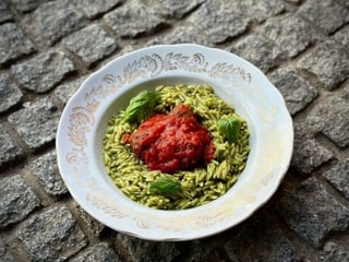 Паста Різоні з яловочими мітболами та пасто в томатній сальсі