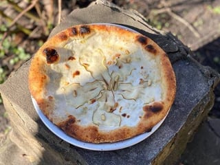 Pizza з карамелізованою грушою та горгонзолою