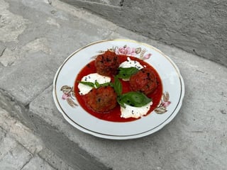 Яловичі мітболи зі страчателою в томатному соусі