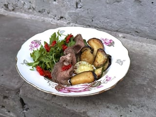 Теплий салат с ростбіфом і печеними овочами