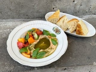 Хумус з кольоровими томатами