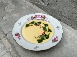 Сирний крем-суп з песто та пармезаном