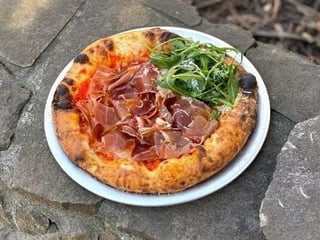 Pizza з пармою, рукколою та Сицилійською моцарелою