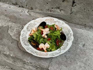 Салат з креветкою та устричною заправкою