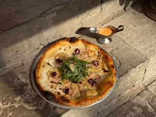 Pizza з копченою куркою та грушею