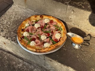 Pizza з мортаделою та соусом з фети