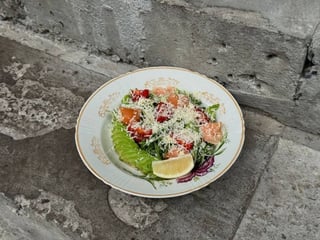 Салат з лососем та авокадо під горіховим соусом