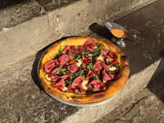 Pizza з ростбіфом та соусом цезар