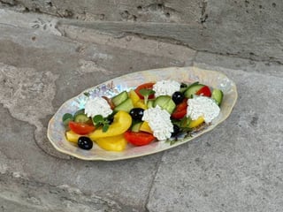 Салат зі сезонними овочами та мусом з фети