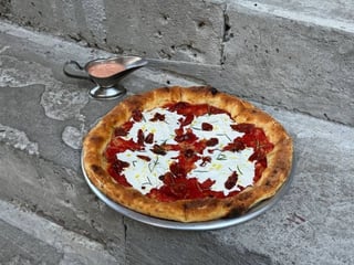 (33 см) Pizza зі страчателою, в'яленими томатами та розмарином