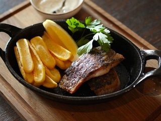 Смажене філе карпа. Подається з картопляними діпами та соусом тар-тар