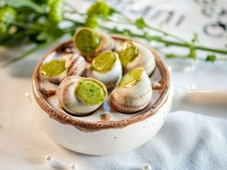 Равлики із зеленим маслом, часником та пармезаном