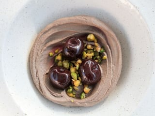 Паштет з курячої печінки сувід з додаванням портвейну та кедрової олії. Подається з пряною черешнею та фісташками