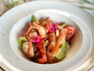 Салат зі страчатели, авокадо, томатів з креветками