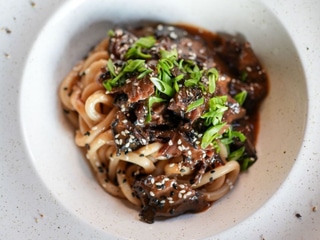 Удон з яловичою щокою у овочево-томатному соусі на основі бульону