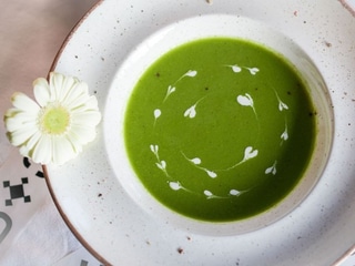 Крем-суп із зеленого горошка та м'яти