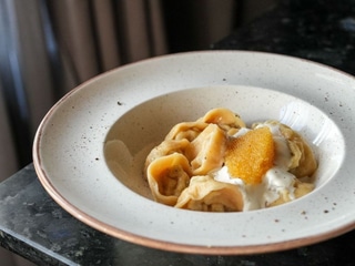 Пельмені з кроликом. Подаються зі щучою ікрою