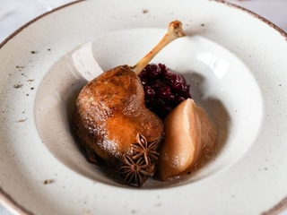 Качина ніжка конфі с яблучним пюре та копченою вишнею