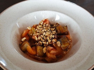 Карамелізований баклажан з томатами конкасе та страчателлою