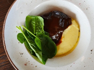 Телячі щічки з картопляним пюре