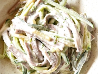 Закуска з яловичого язика, маринованого та свіжого огірка зі сметанно-майонезною заправкою з хріном та зеленню 