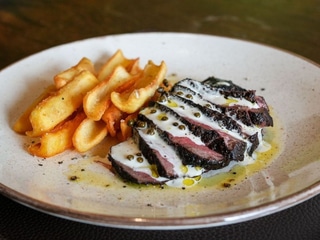 Пеппер-стейк з яловичої вирізки під соусом Джеймесон. Подається с картопляними діпами