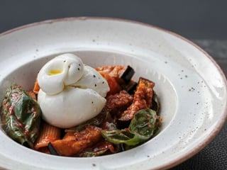 Паста alla' Norma (Рігатоні у базиліково-часниковому томатном соусі з печеним баклажаном та Буратою)