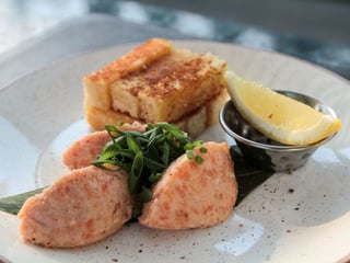 Форшмак з лосося та теплими тостами бріош