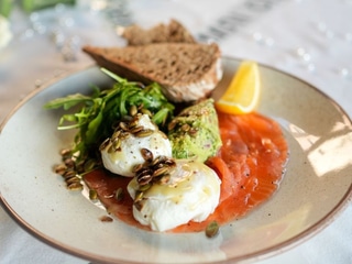 Лосось м'якого посолу, яйця пашот та гуакамоле