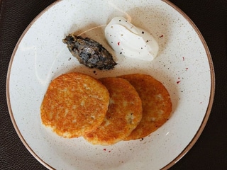 Картопляні деруни зі сметаною та підсмажкою з грибів та цибулі