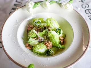 Зелений салат з молодого ромена, свіжого цукіні та цибулі марс