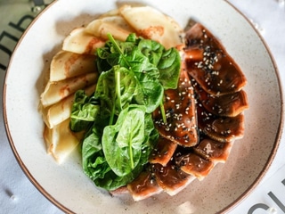 Яловичий язик в унагі. Подається з млинцями