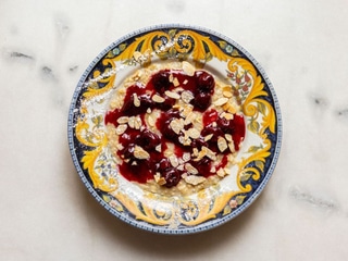 Вівсяна каша з вишнями та мигдалем