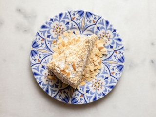 Наполеон із заварним кокосовим кремом та мигдалем