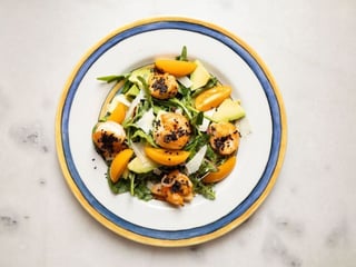 Салат з креветками та сиром пекоріно