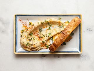 Хумус з паприкою та фокачею