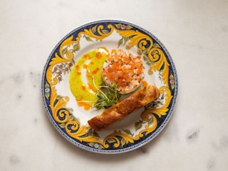 Тартар із лосося, креветки та авокадо