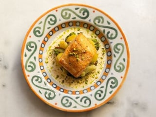 Лосось з печеними овочами та сирним соусом