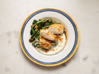 Chicken fillet with vegetables and gorgonzola sauce