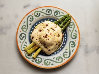 Toast with asparagus, poached egg, cheese espuma and bacon crunch