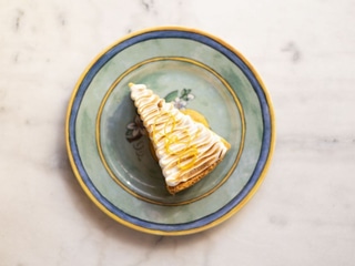 Lemon cheesecake with meringue
