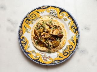 Запечена картопля з грибами та хумусом