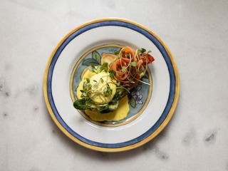 Авокадо тост з лососем та сирним соусом