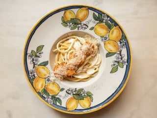 Букатіні з креветками в головці сиру Грана Падано