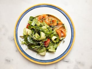 Салат з лососем, мусом із авокадо та крем-сиру